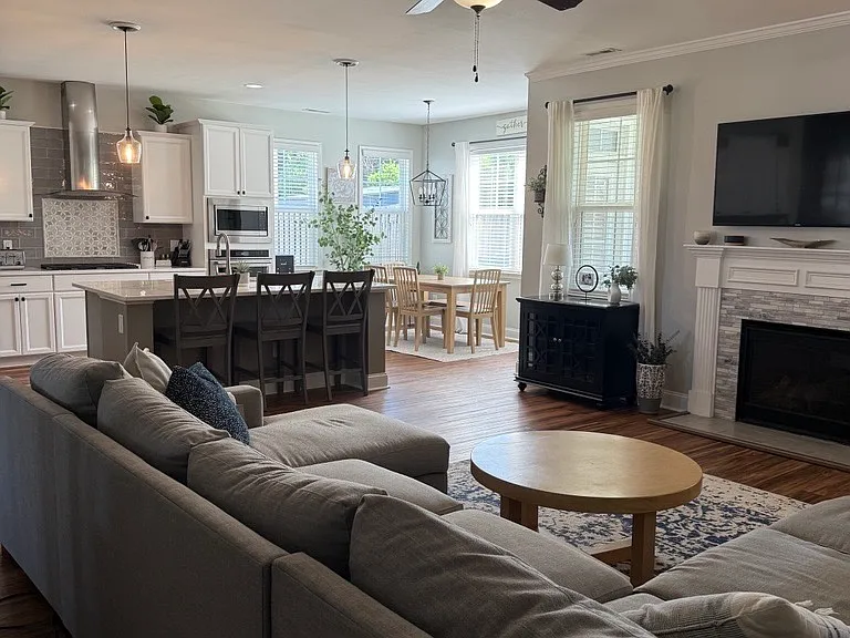 1444 Eastbourne Dr — Photo 9