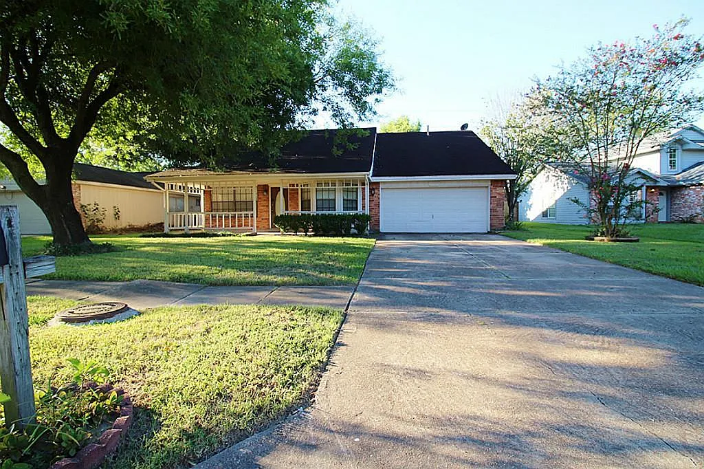 4 bed, 2.0 bath, 2004 sqft, $1,950 — Photo 1