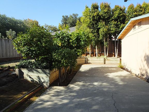 3rd image of 1620 Belvoir Dr