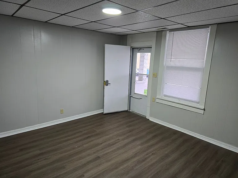 1519 E Washington St: Cozy Studio Style Apartment on Historic Washington Street! Washer Dryer hoo... — Photo 2