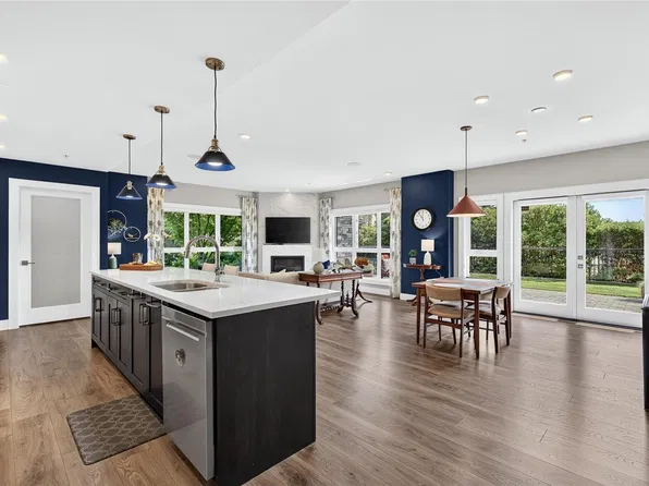 747 Travino Ln #101, Saanich, BC V8Z 0E4