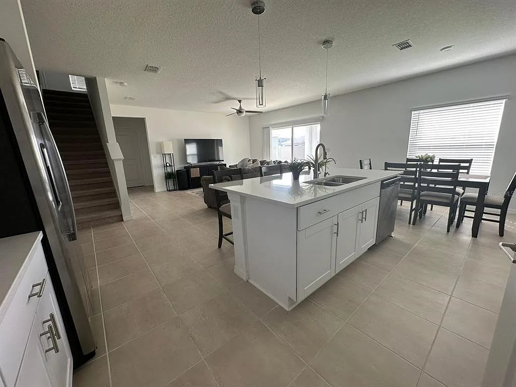 5 bed, 3.0 bath, 2371 sqft, $3,200 — Photo 4