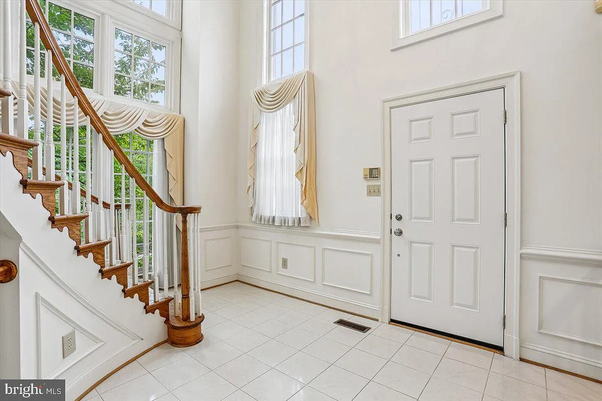 3 bed, 4.5 bath, 2602 sqft, $5,750 — Photo 2