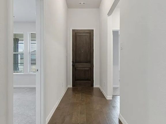 3rd image of 925 Plaza Ln