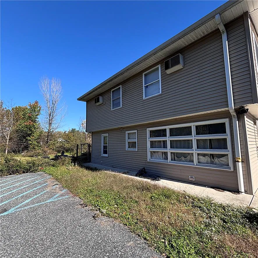 5 bed, 2.0 bath, 1958 sqft, $2,495 — Photo 2