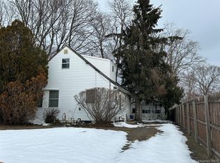 7 Garnet Dr, Brentwood, NY 11717