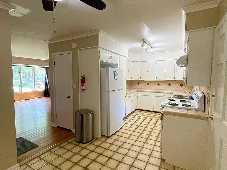 356 E Dickson St — Photo 9