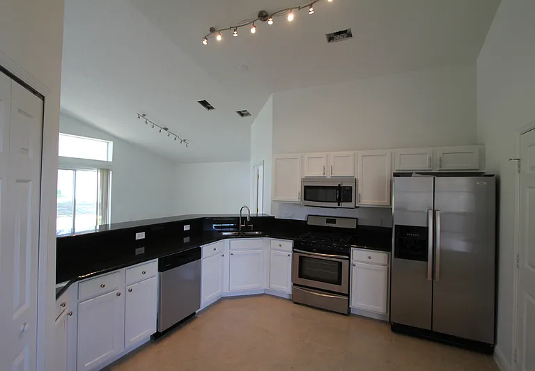 210 Garberia Dr — Photo 2