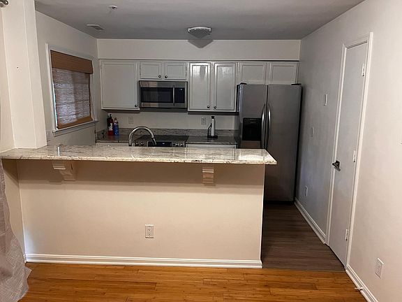 Kitchen, Dishwasher, Microwave, Fridge, Electric Stove, Oven, Granite Countertop