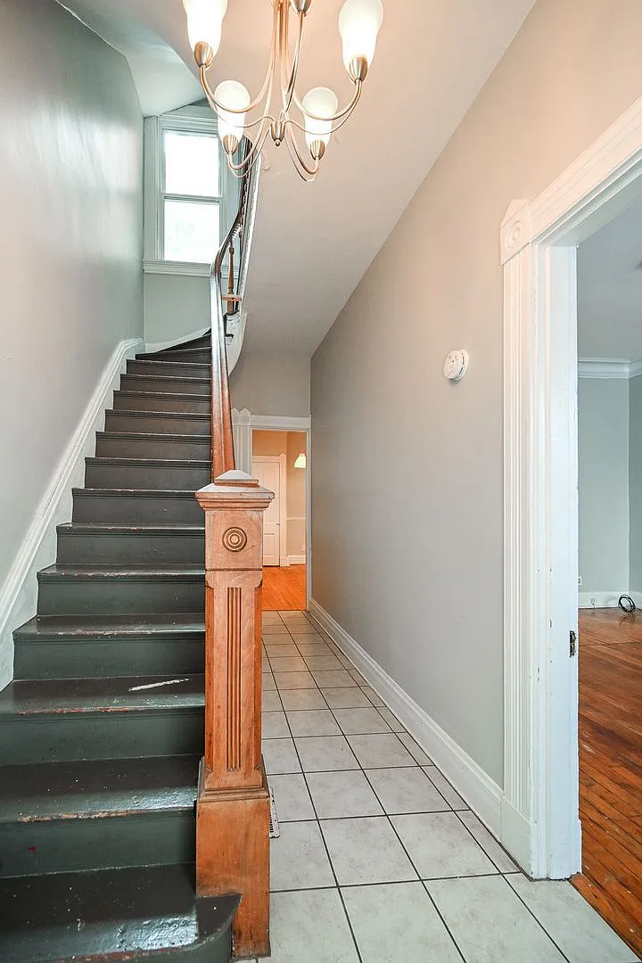 7 bed, 2.0 bath, 2906 sqft, $4,995 — Photo 3