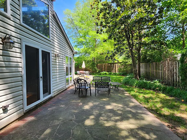 2207 Fordham Dr — Photo 37