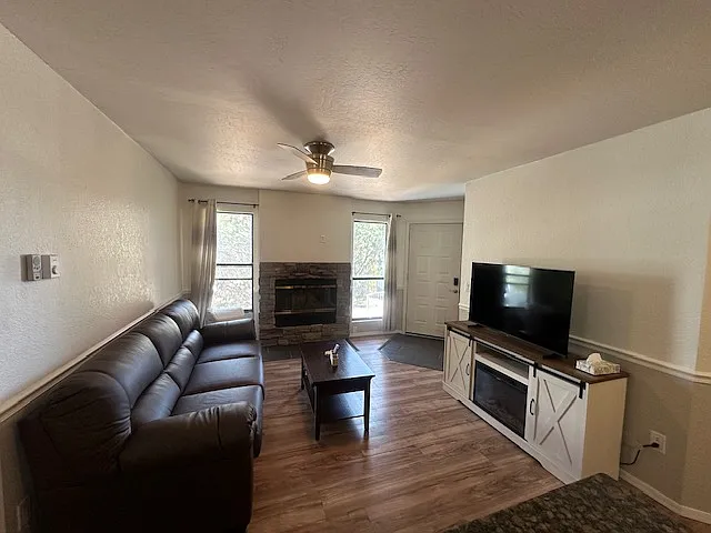 3 bed, 1020 sqft, $2,100 — Photo 2