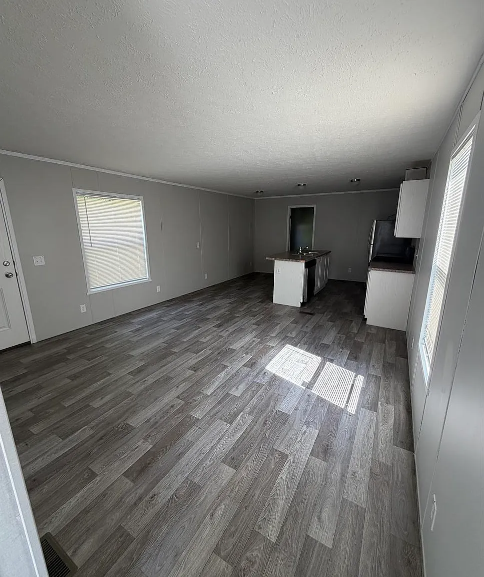 3 bed, $1,099 — Photo 1