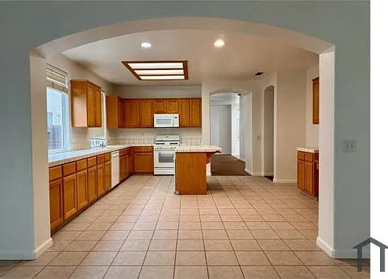 3 bed, 2093 sqft, $3,600 — Photo 2