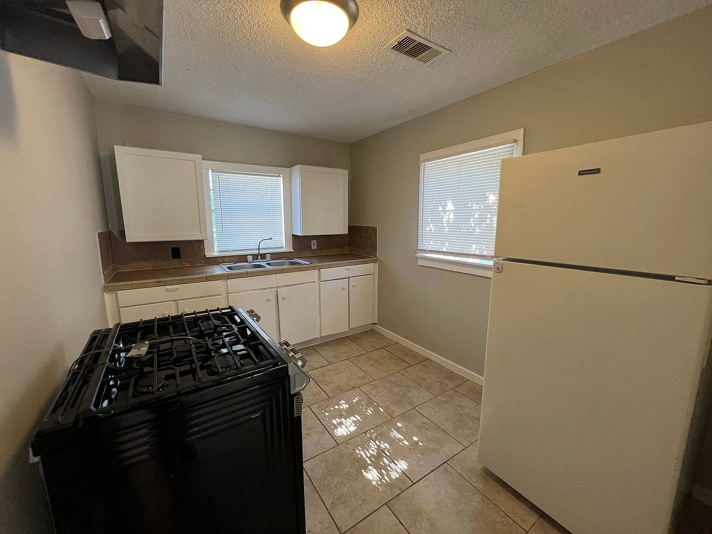 Three bedroom Upstairs Duplex — Photo 3