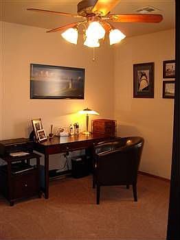 3rd image of 806 E Lauren Ln