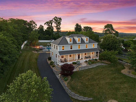 2nd image of 7 Bridle Spur Ln