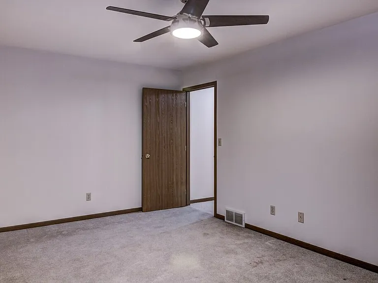 1050 W Hamilton Ave — Photo 30