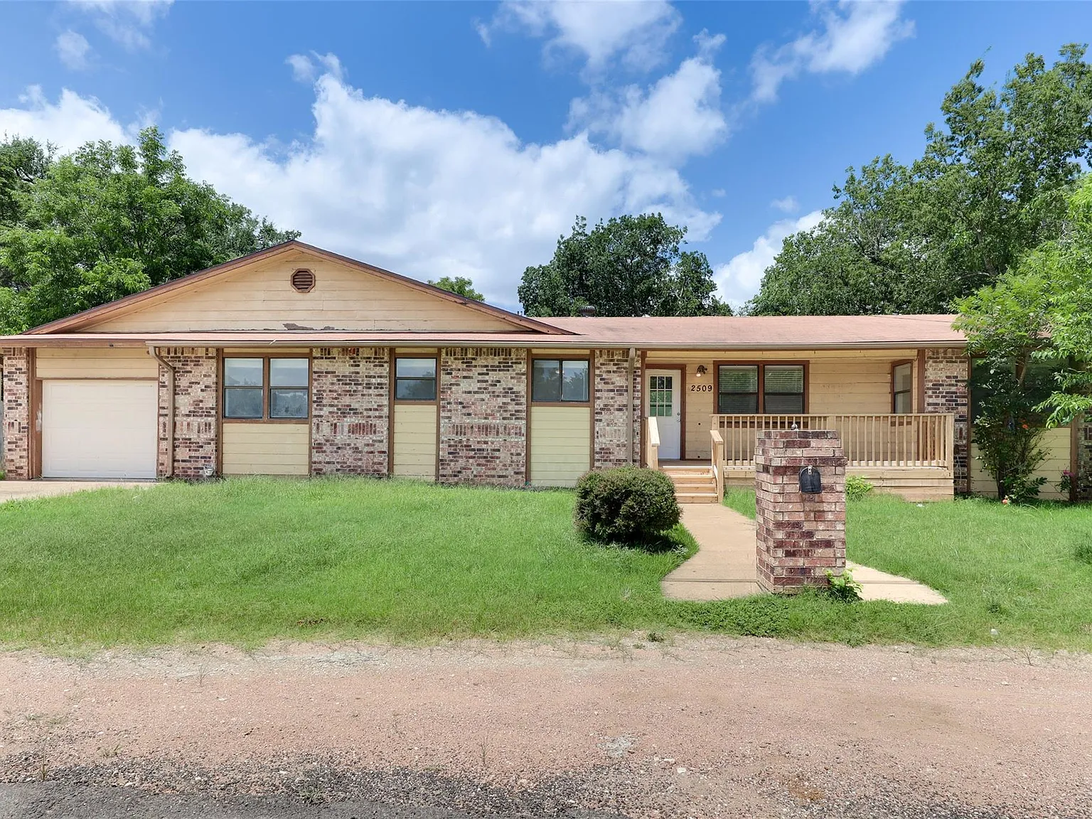 3 bed, 2.5 bath, 1930 sqft, $1,795 — Photo 1
