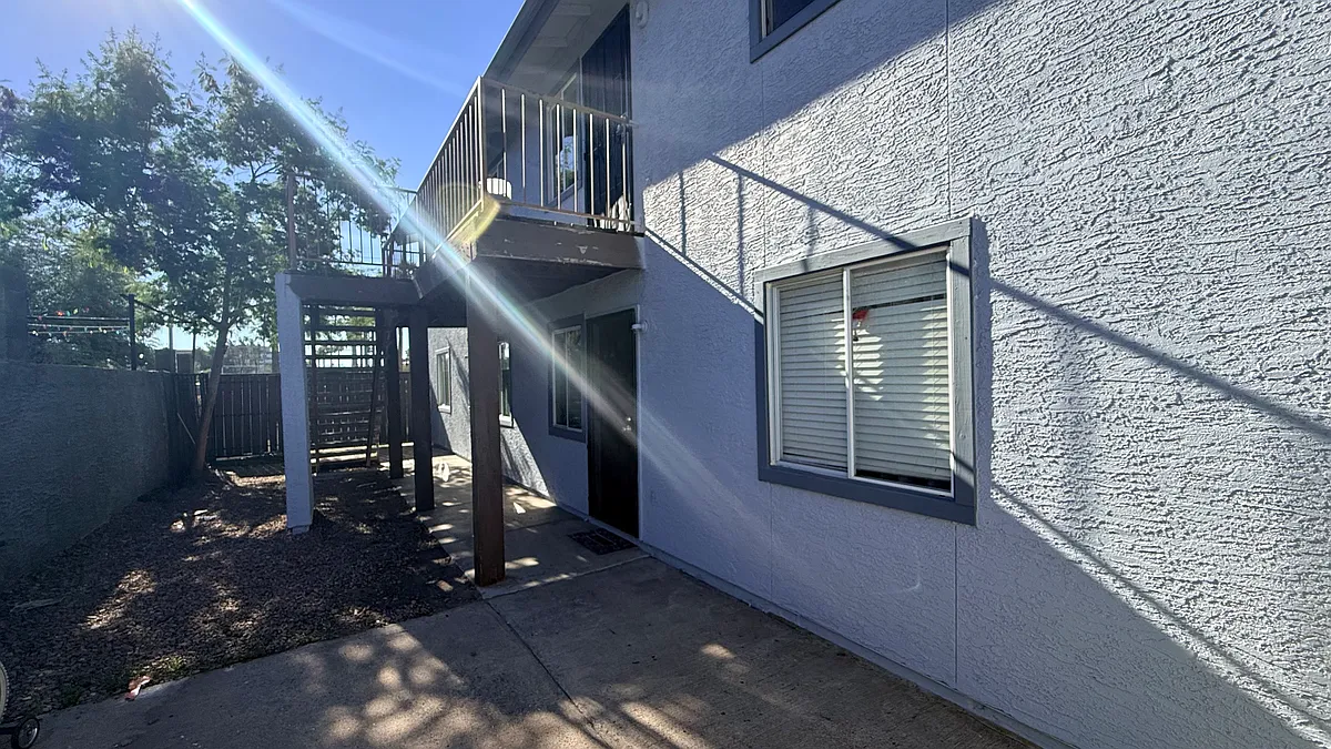 Photo 2 of 7 - 1046 W Polk St #1 - Phoenix, AZ Building Photo - 1046 W Polk St #1