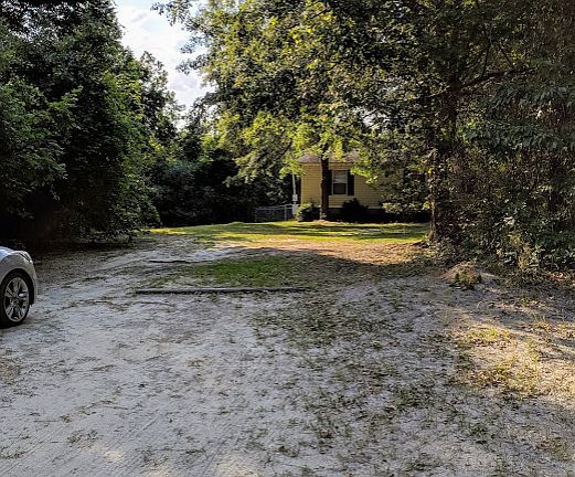 driveway into front yard