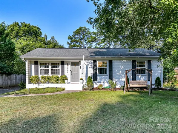1425 Larkfield Ln, Charlotte, NC 28210