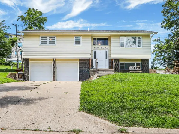 1925 Blue Hills Rd, Manhattan, KS 66502