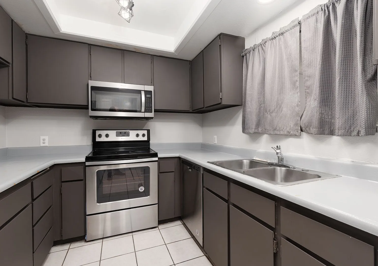 2 Bed / 2 Bath Near UNLV Upstairs Unit — Photo 2