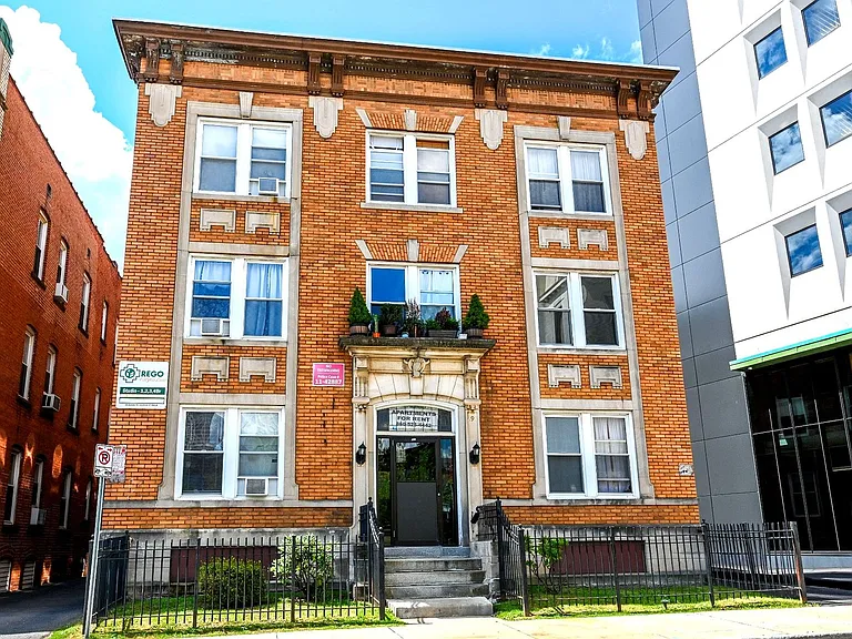 291 Buckingham St / Luca Investments LLC — Photo 31