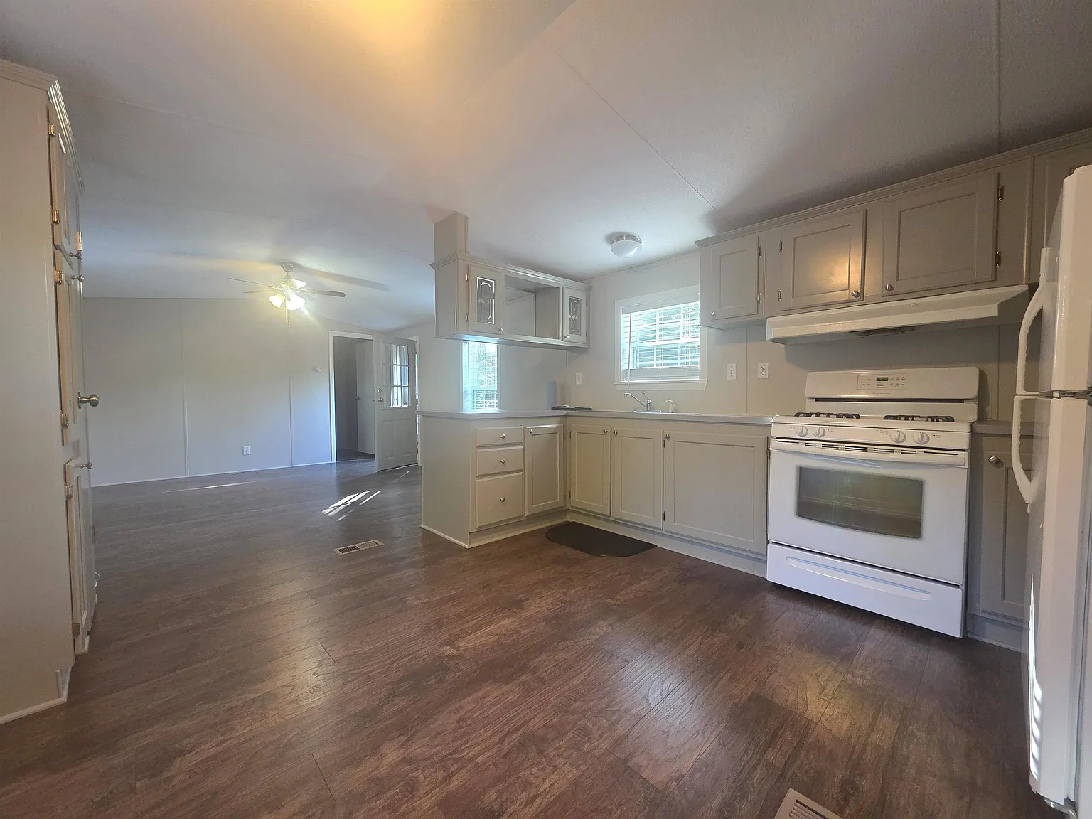 2 bed, 1.0 bath, 1000 sqft, $2,100 — Photo 3