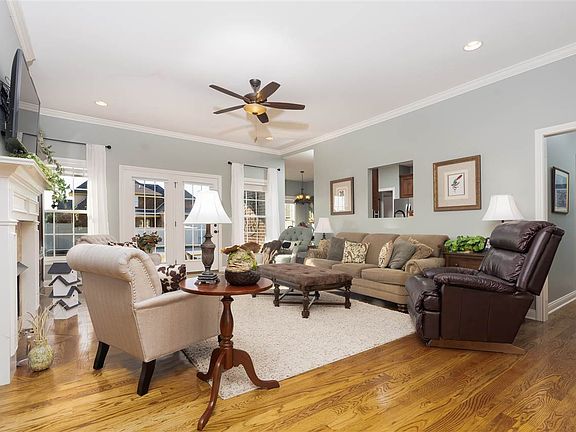 4th image of 1321 Beaumont Dr