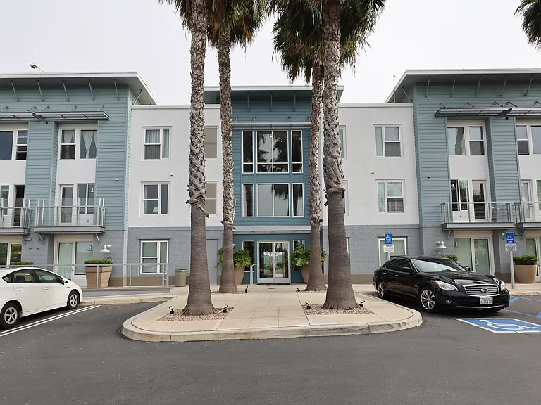 1901 Victoria Ave #105 — Photo 2