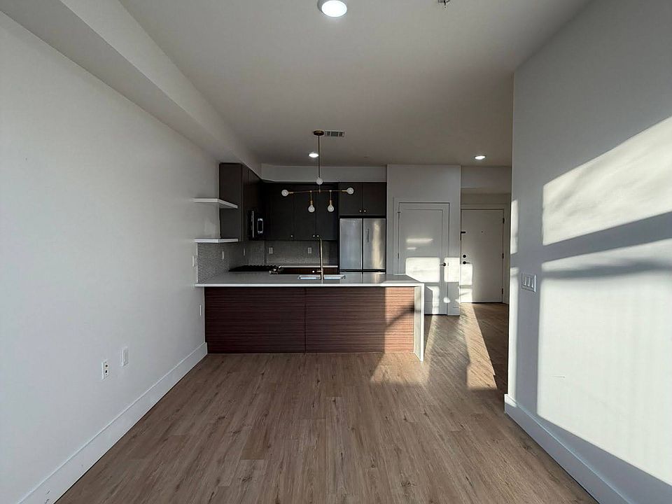1st image of 276 Duncan Ave #4