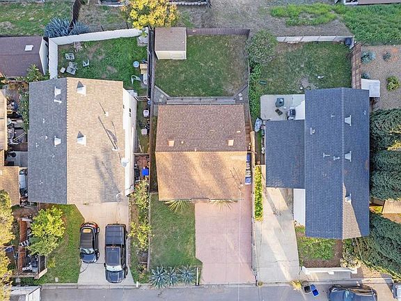 2nd image of 909 Pecos St