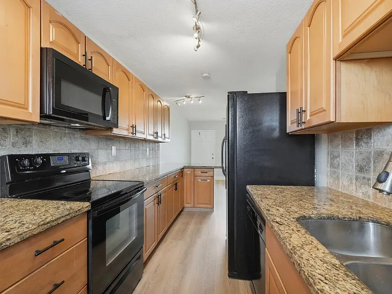 6191 SW 37th St #210 — Photo 4
