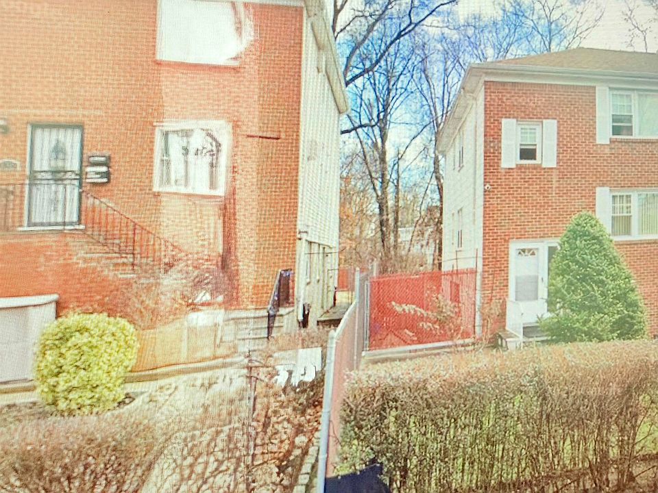 Entrance on the side!