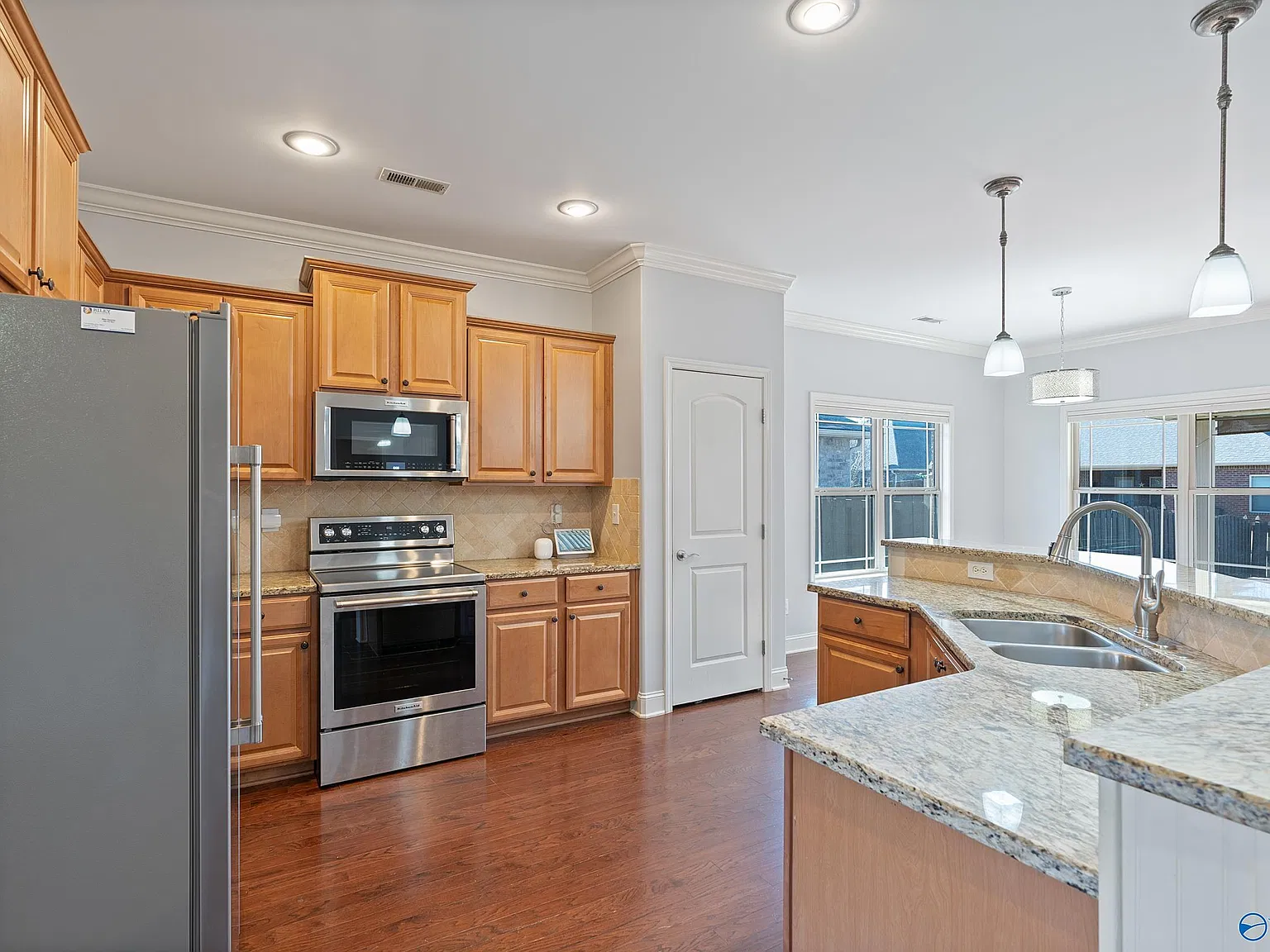 4 bed, 2.0 bath, 2253 sqft, $2,200 — Photo 3