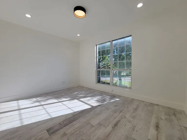 405 Darkwoods Dr — Photo 12