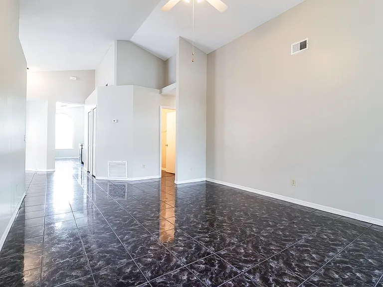 296 Morning Glory Dr — Photo 4