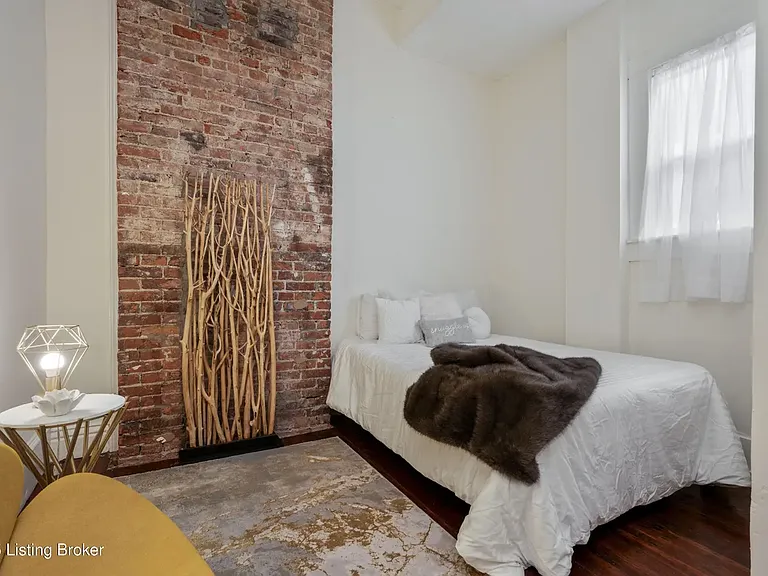 1067 Mary St — Photo 10