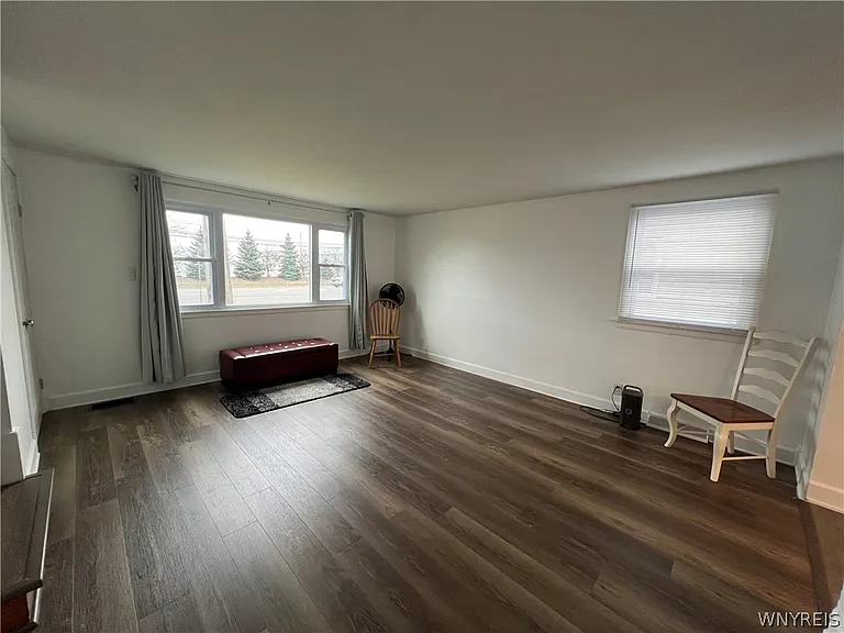 512 Cayuga Rd — Photo 9