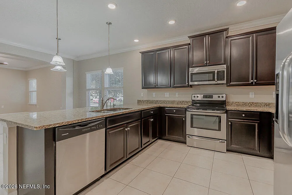 3 bed, 2.0 bath, 2064 sqft, $2,250 — Photo 3