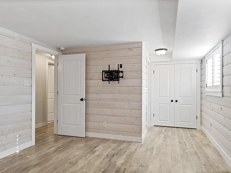 8 N 325 E — Photo 17