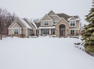 564 Pond View Ct, Pewaukee, WI 53072