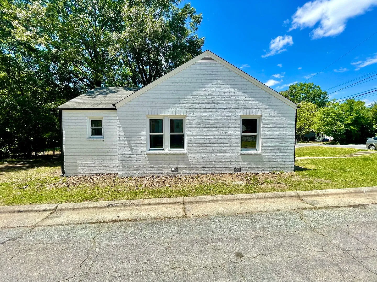 Freshly renovated 3 Bed 1 Bath Home Near UNCG! — Photo 4