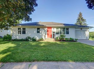 738 N 13th St, Clinton, IA 52732