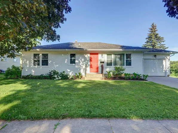 738 N 13th St, Clinton, IA 52732