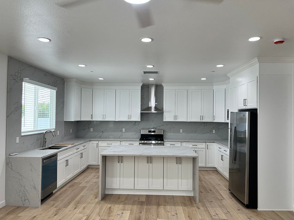 Large Kitchen. The pictures does not reflect reality. Plenty of storage.