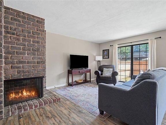 4th image of 10243 Foster St