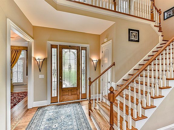 3rd image of 212 Whiterock Dr